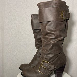 Heeled boots with metal detail